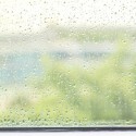 krople-deszczu-na-oknie